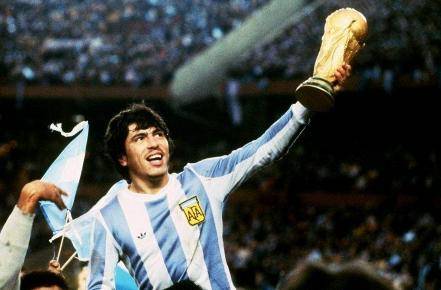 ‘火狐电竞官方网站’
外媒评阿根廷足球史上的7大球星 马拉多纳和梅西谁才是第一？(图7)