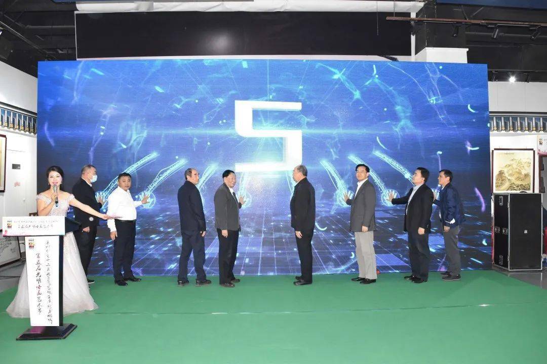 火狐电竞官网:
2021年第七届公益烙画艺术作品展已启动(图2) 火狐电竞官网:
2021年第七届公益烙画艺术作品展已启动(图2)