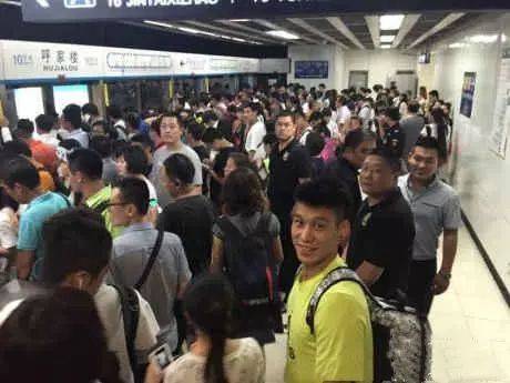 球星坐地铁什么感受?姚明直不起腰 林书豪混入人群“火狐电竞”(图5)
球星坐地铁什么感受?姚明直不起腰 林书豪混入人群“火狐电竞”(图5)