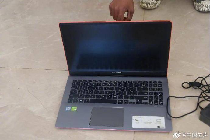 
市民给民警送锦旗称长得帅破案快【火狐电竞】(图3)