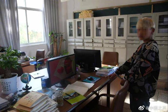 
市民给民警送锦旗称长得帅破案快【火狐电竞】(图4)