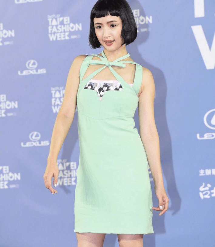 林依晨出席台北时装周被抓拍 身材太过真实 蘑菇头发型认真吗?【火狐电竞官网】(图4)
林依晨出席台北时装周被抓拍 身材太过真实 蘑菇头发型认真吗?【火狐电竞官网】(图4)