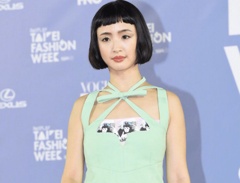 林依晨出席台北时装周被抓拍 身材太过真实 蘑菇头发型认真吗?【火狐电竞官网】(图8)
林依晨出席台北时装周被抓拍 身材太过真实 蘑菇头发型认真吗?【火狐电竞官网】(图8)