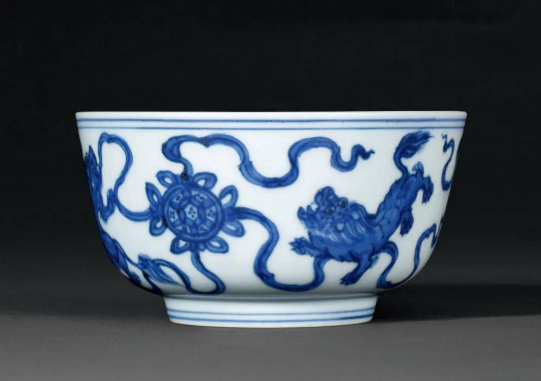 
诚轩20春拍·瓷器工艺品丨存世珍稀：明正统至成化青花瑞狮戏球图墩式碗【火狐电竞官方网站】(图3)