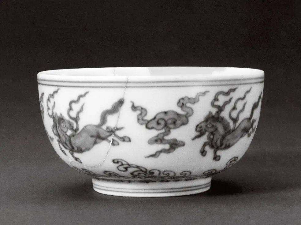 
诚轩20春拍·瓷器工艺品丨存世珍稀：明正统至成化青花瑞狮戏球图墩式碗【火狐电竞官方网站】(图6)