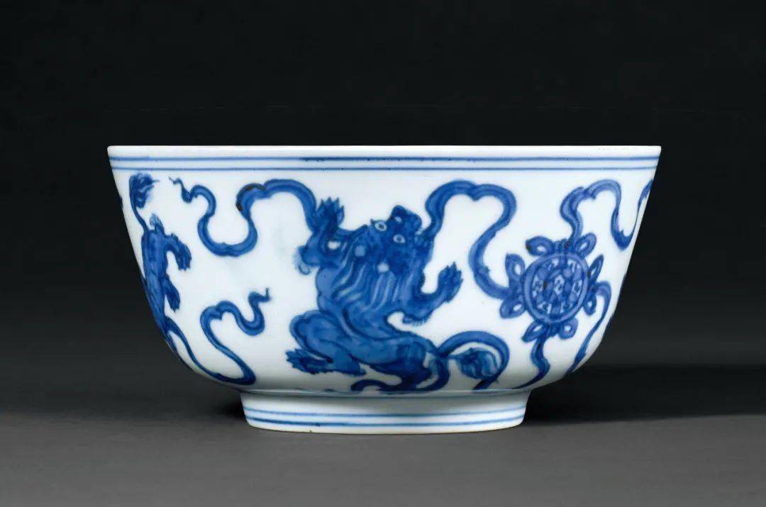 
诚轩20春拍·瓷器工艺品丨存世珍稀：明正统至成化青花瑞狮戏球图墩式碗【火狐电竞官方网站】(图10)