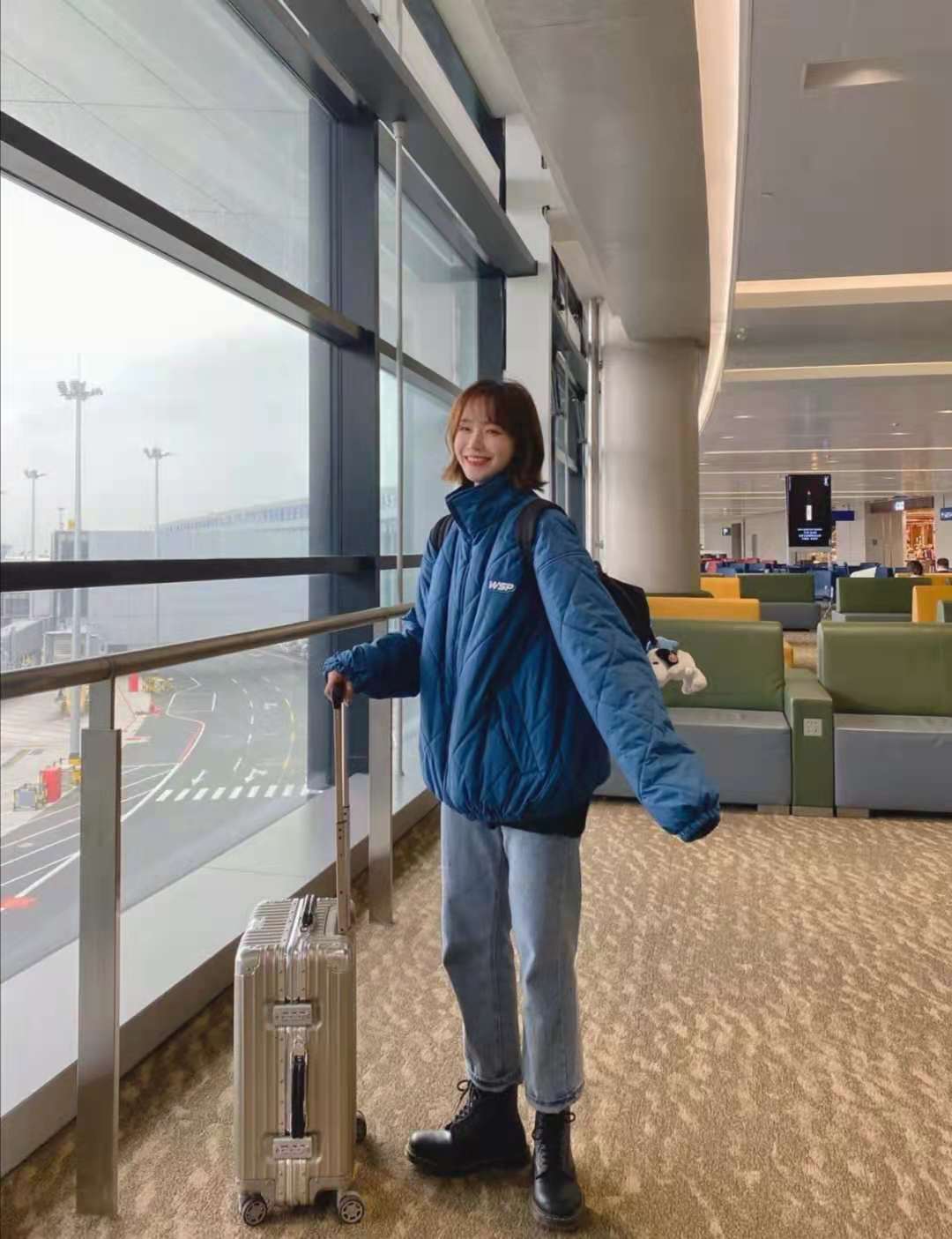 
蓝色羽绒服搭配什么裤子和鞋子悦目：火狐电竞(图2)