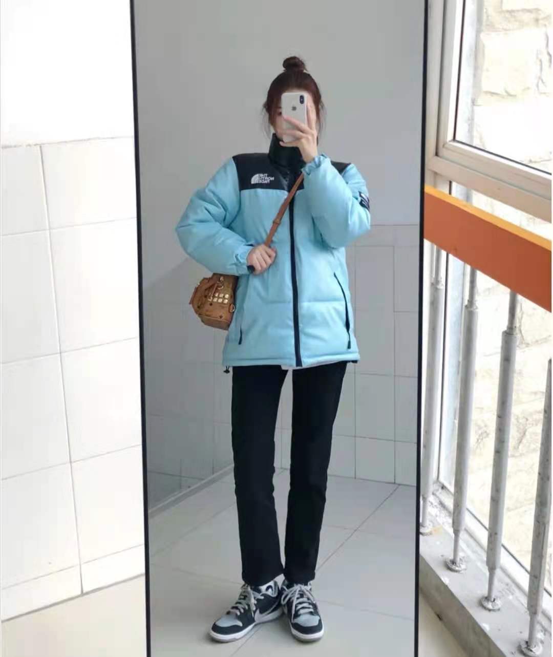 
蓝色羽绒服搭配什么裤子和鞋子悦目：火狐电竞(图4)