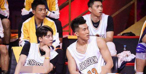 火狐电竞_
职业运发动到场综艺就是吊儿郎当?郭艾伦:休赛期需要放松(图2) 火狐电竞_
职业运发动到场综艺就是吊儿郎当?郭艾伦:休赛期需要放松(图2)