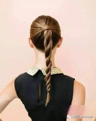 火狐电竞官网：
扭一扭的股编发发型竟然这么美！(图5)