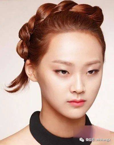 火狐电竞官网：
扭一扭的股编发发型竟然这么美！(图7)