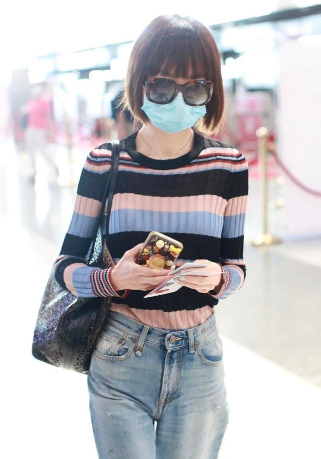 
秋季咋穿更时髦？鲁豫给你做示范 条纹针织衫配阔腿裤太显气质|火狐电竞官方网站(图5)