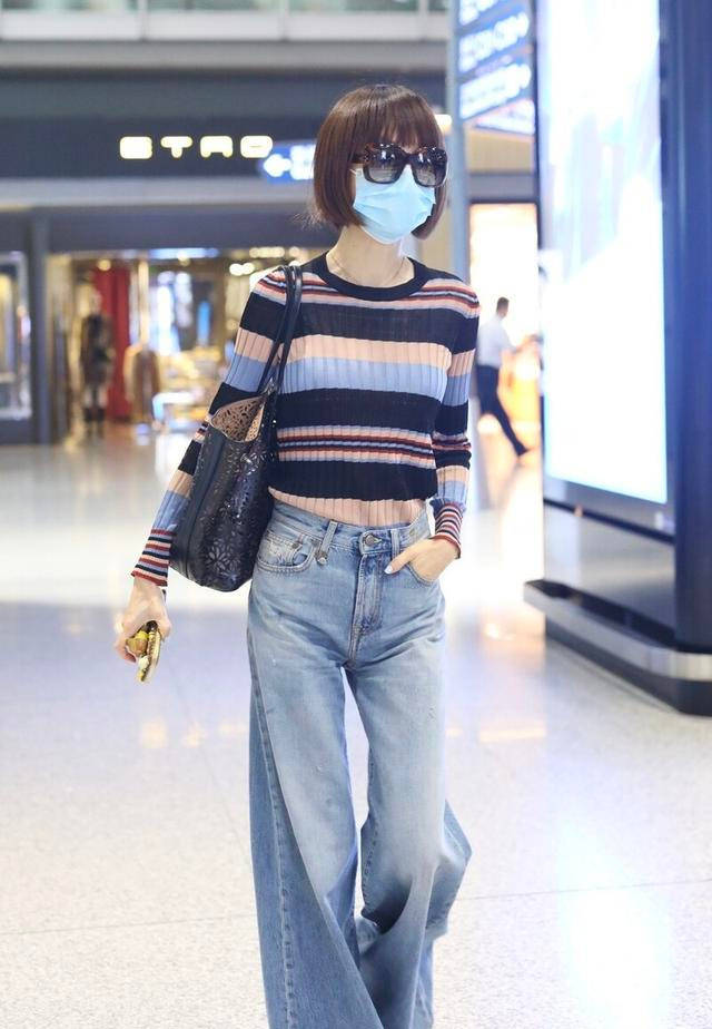 
秋季咋穿更时髦？鲁豫给你做示范 条纹针织衫配阔腿裤太显气质|火狐电竞官方网站(图7)