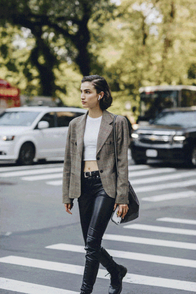 火狐电竞官方网站:
西装+短裤|入秋最炸穿搭组合 时髦人都这么穿!(图2) 火狐电竞官方网站:
西装+短裤|入秋最炸穿搭组合 时髦人都这么穿!(图2)