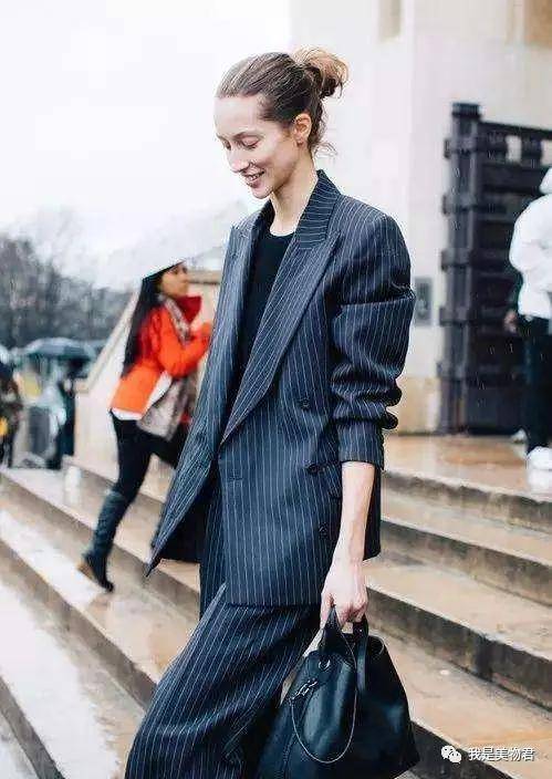 火狐电竞官方网站:
西装+短裤|入秋最炸穿搭组合 时髦人都这么穿!(图4) 火狐电竞官方网站:
西装+短裤|入秋最炸穿搭组合 时髦人都这么穿!(图4)