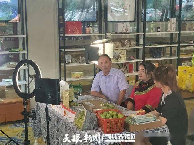 
聚力消费扶贫 花溪驻望谟边饶镇脱贫帮扶事情组多渠道助力农产物销售‘火狐电竞官网’(图1)