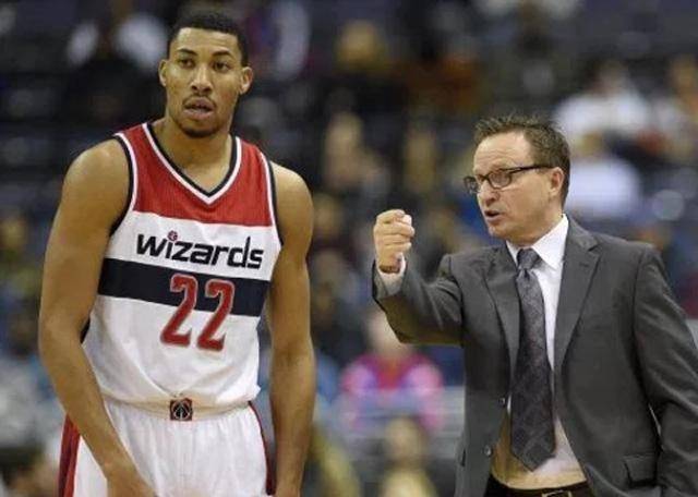 火狐电竞：
NBA撞脸球星：沃克沃尔分不清 而他俩却像极了亲父子(图3)