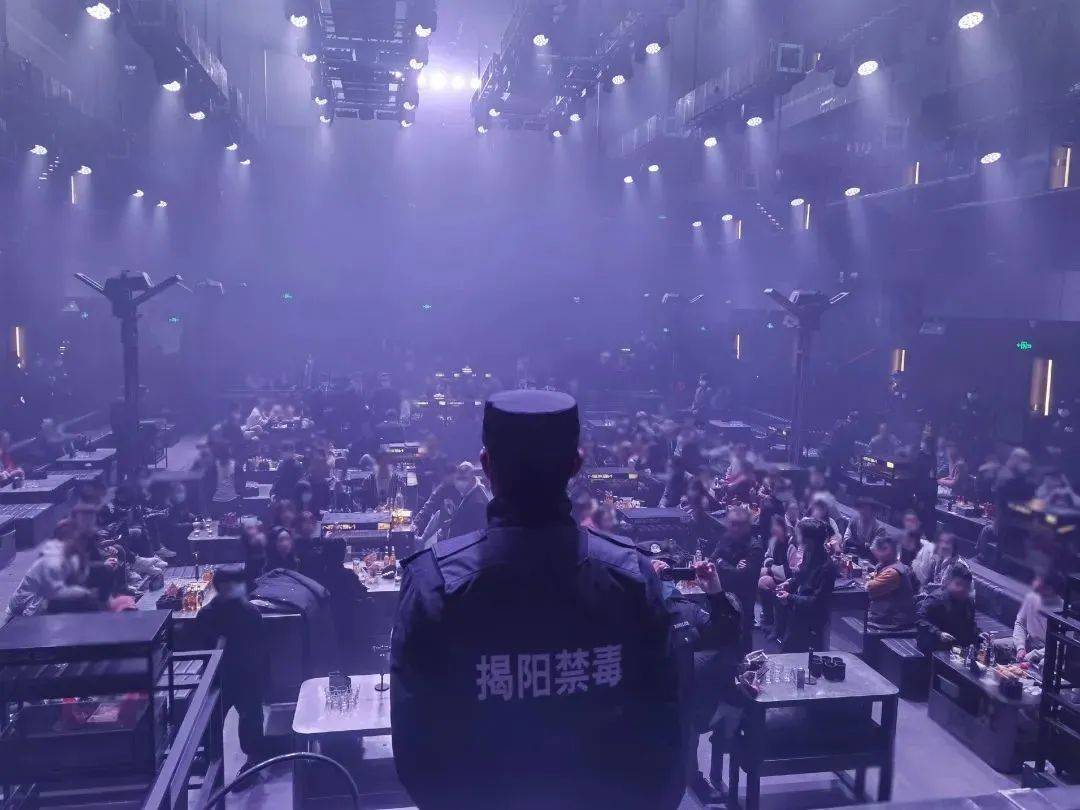 ‘火狐电竞官网’
潮汕某酒吧被突击清查 现场数百人被尿检！(图2)