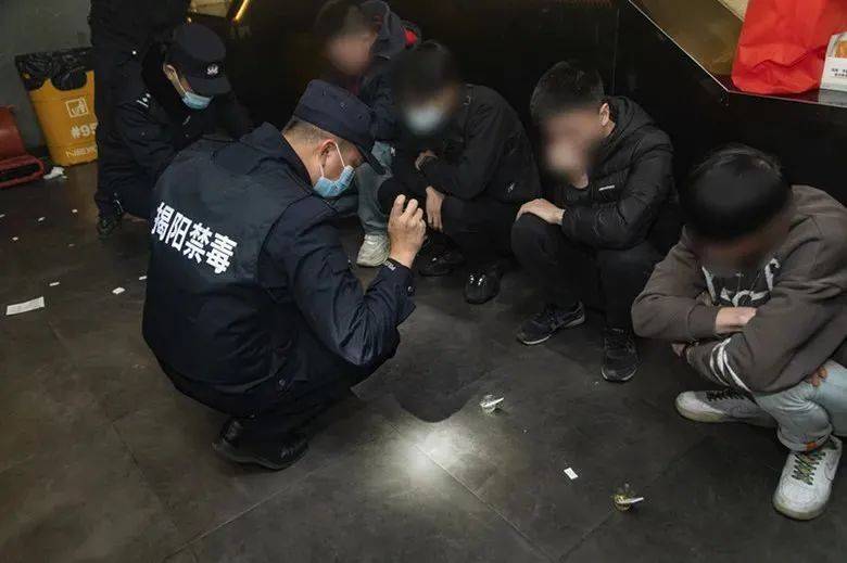 ‘火狐电竞官网’
潮汕某酒吧被突击清查 现场数百人被尿检！(图4)