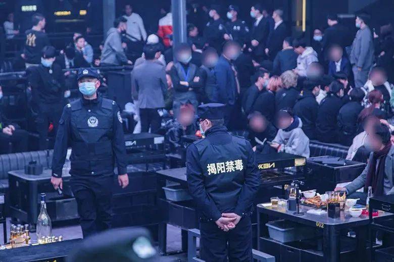 ‘火狐电竞官网’
潮汕某酒吧被突击清查 现场数百人被尿检！(图6)