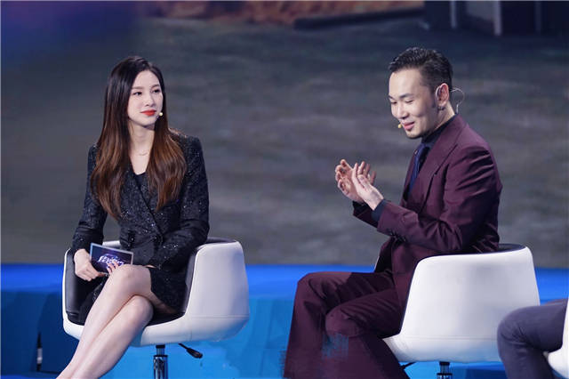 火狐电竞官网_
天下足球长腿女主播忘词！实在不知该咋说了 央视男搭档机智解围(图9)