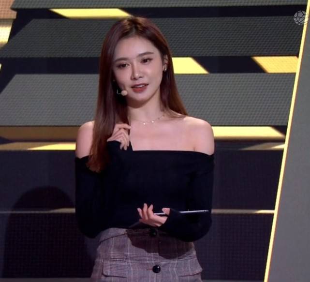 
腾讯体育当家主播美娜 无数宅男球迷女神 却依旧被秦奋“甩”了-火狐电竞(图2)