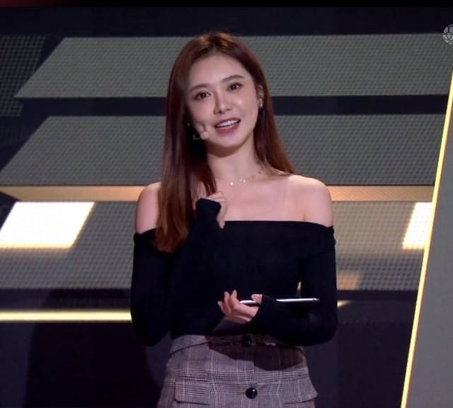 
腾讯体育当家主播美娜 无数宅男球迷女神 却依旧被秦奋“甩”了-火狐电竞(图3)