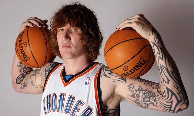 火狐电竞官方网站-
刚退役就破产！盘货NBA最悲凉的十名球星 姚明老年老上榜！(图1)