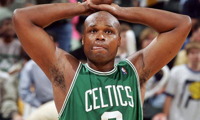 火狐电竞官方网站-
刚退役就破产！盘货NBA最悲凉的十名球星 姚明老年老上榜！(图3)