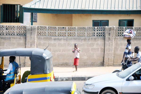 【火狐电竞官方网站】一个没有旅游风景的国家 但街道上充满了风景(第七个随行的尼日利亚)(图32)