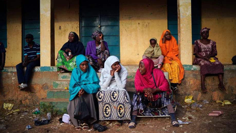 “火狐电竞官方网站”
尼日利亚男子带6名女友到场婚礼 网友：可以娶这么多妻子？(图4)