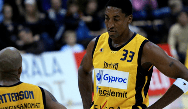 ‘火狐电竞’
NBA球星破产了咋办？弗老大行窃入狱 詹皇前队友流离陌头(图3)