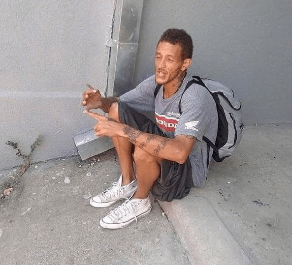 ‘火狐电竞’
NBA球星破产了咋办？弗老大行窃入狱 詹皇前队友流离陌头(图10)